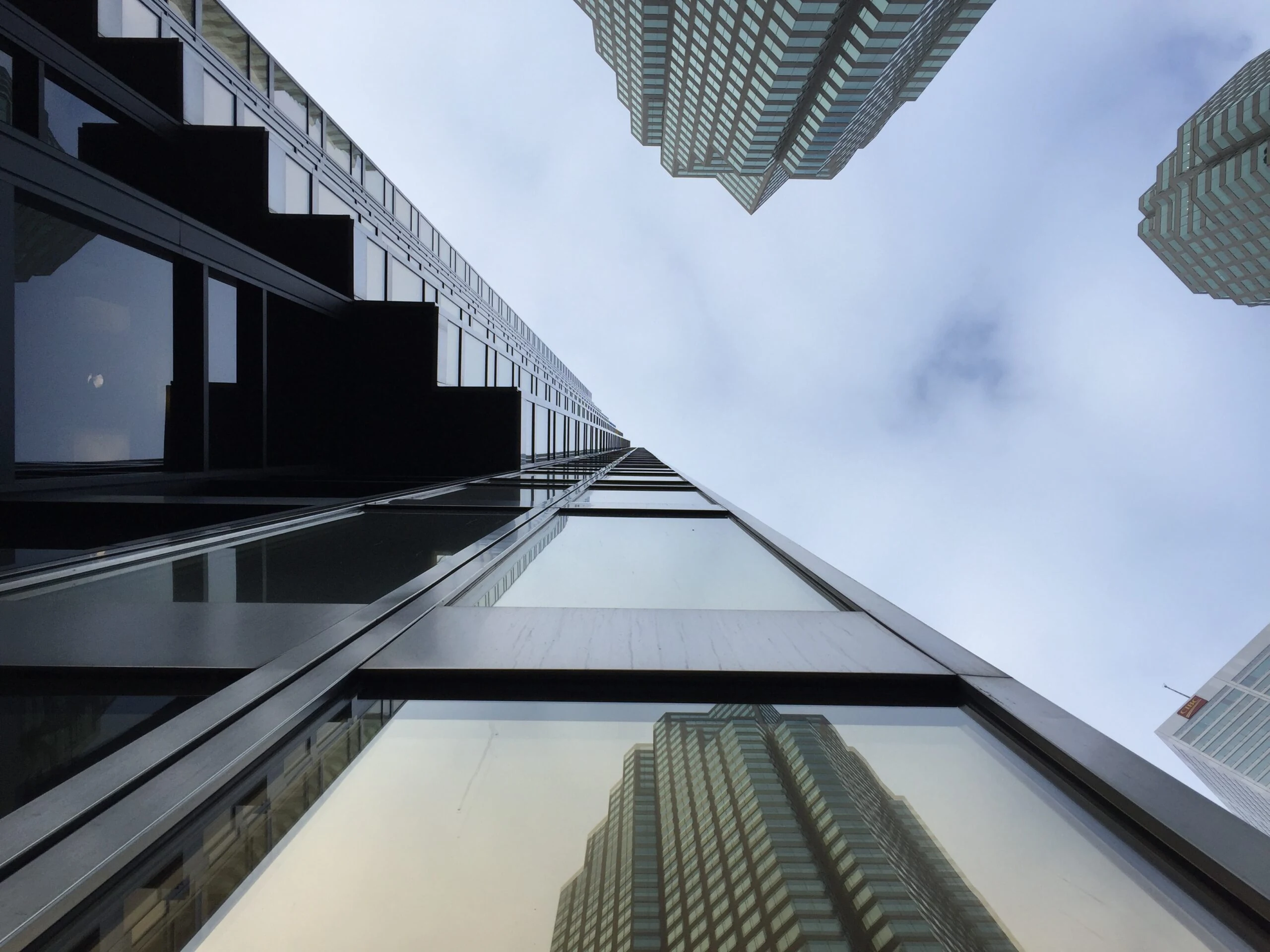 Hochhausfassade aus Glas von unten gesehen